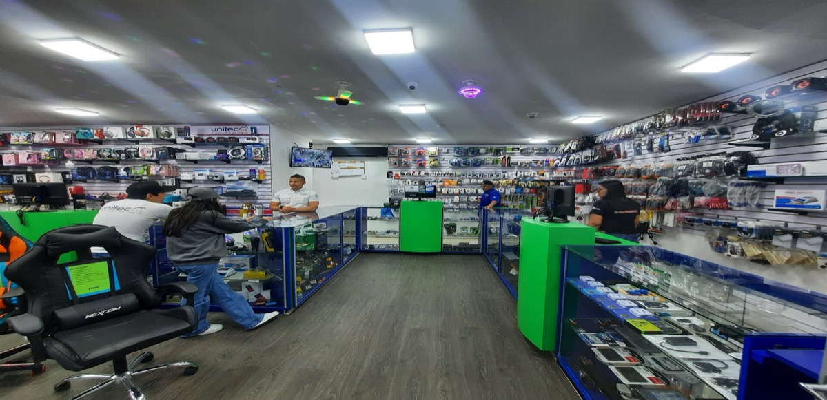 Atendiendo clientes en Teltronics